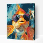 Aranyhal szemüvegben számfestő